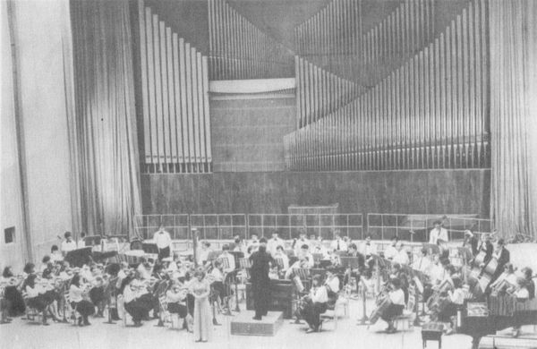 Первым творческим коллективом, созданным в 1925/26 учебном году в музыкальном техникуме, был симфонический оркестр На снимке: выступление симфонического оркестра под руководством О. В. Шепелевича в зале Белгосфилармонии. 1984 год