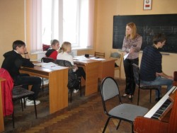 Учащаяся отделения «Музыковедения» Барбарич проводит урок по сольфеджио