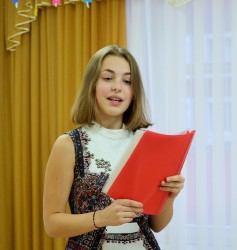 Ведущая концерта __В гостях у скрипки__ — Екатерина Дударева