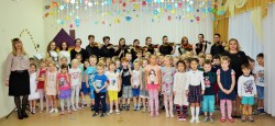 __Ясли-сад №20 г. Минска__ Ансамбль скрипачей __Каприс__ и зрители концерта