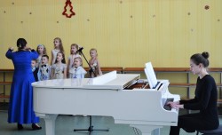 Белыя сняжыначкi- исполняет младшая группа хора, рук. Е.Я.Таргонская.Дирижирует Елена Батюкова, концертмейстер Мария Юкович.