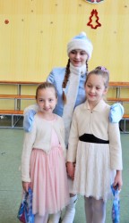 Учащиеся центра практики (слева направо) В.Хлебовец и Д.Сидоревич со Снегурочкой (М.Булда)