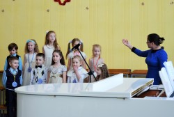 Выступает младшая группа хора центра практики, дирижирует Батюкова Елена (рук. Е.Я.Таргонская)