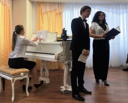 На сцене - Добровольская В., Русецкий Н., за фортепиано - Каминская М.