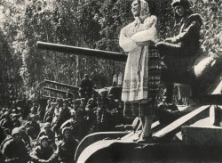 19. Л.Александровская выступает перед бойцами Красной Армии. 1943г.